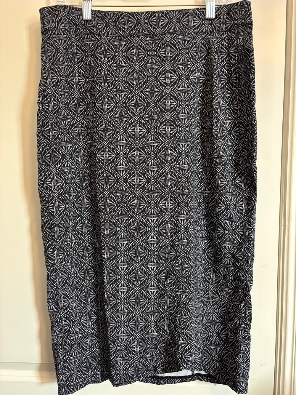 Rip Skirt Hawaii Black Patterned wrap Swim Active Skirt - size M